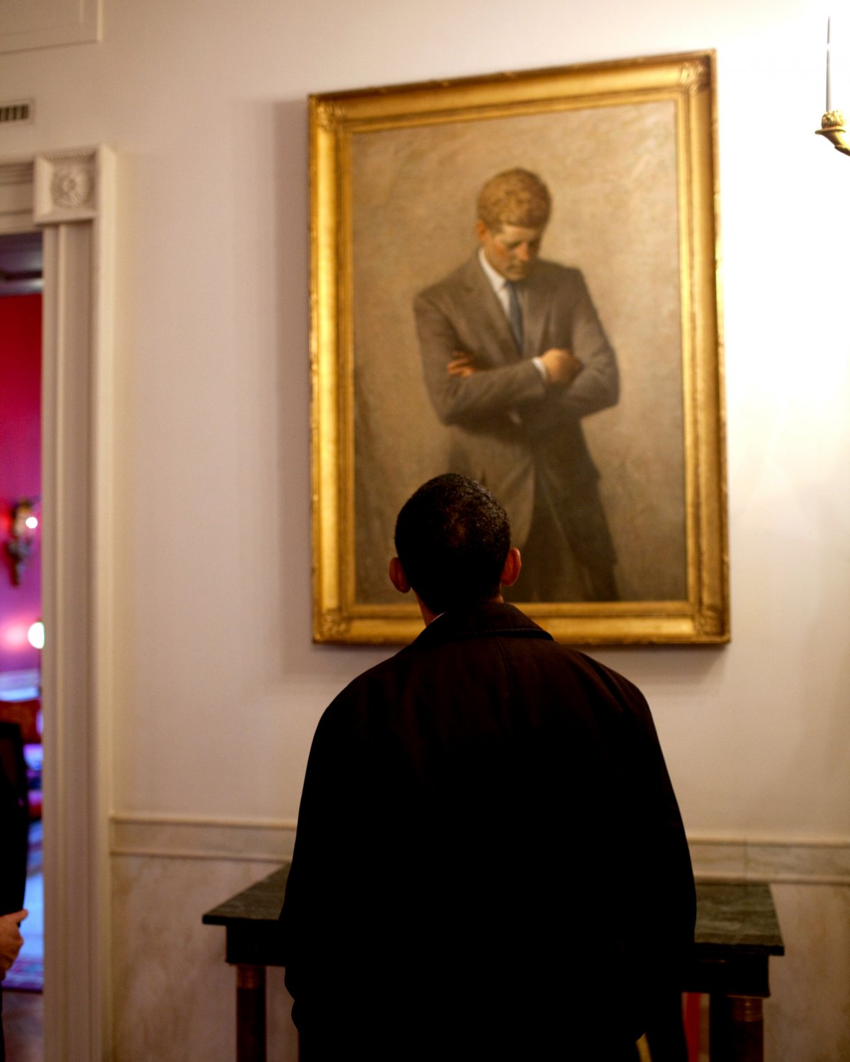 PRESIDENT BARACK OBAMA LOOKS @ PORTRAIT OF JOHN F. KENNEDY - 8X10 PHOTO (DA-715)