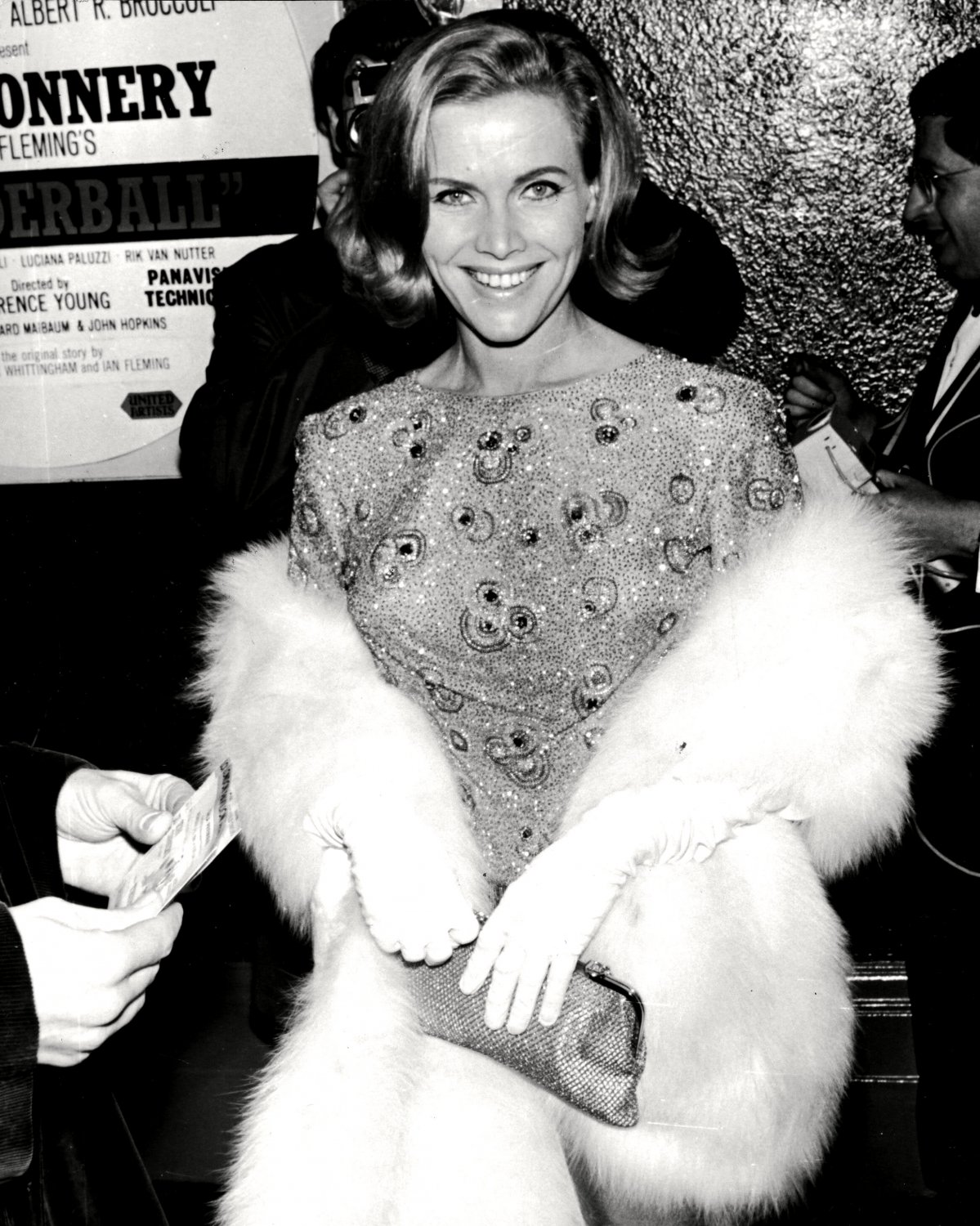 HONOR BLACKMAN @ LONDON PREMIERE OF 'THUNDEBALL' - 8X10 PUBLICITY PHOTO (EE-020)