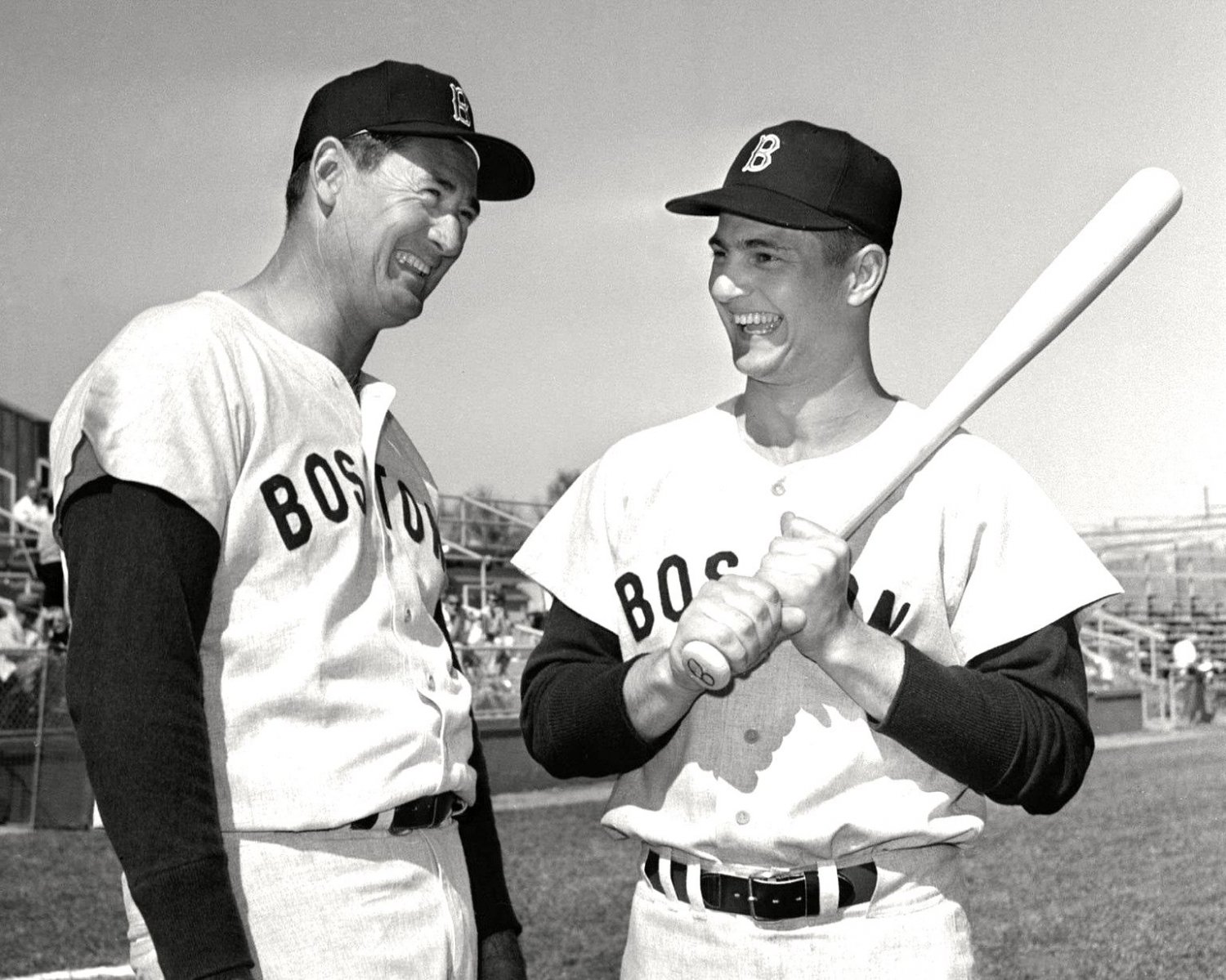 TED WILLIAMS & CARL YASTRZEMSKI BEFORE GAME IN 1963 - 8X10 SPORTS PHOTO (DD-135)