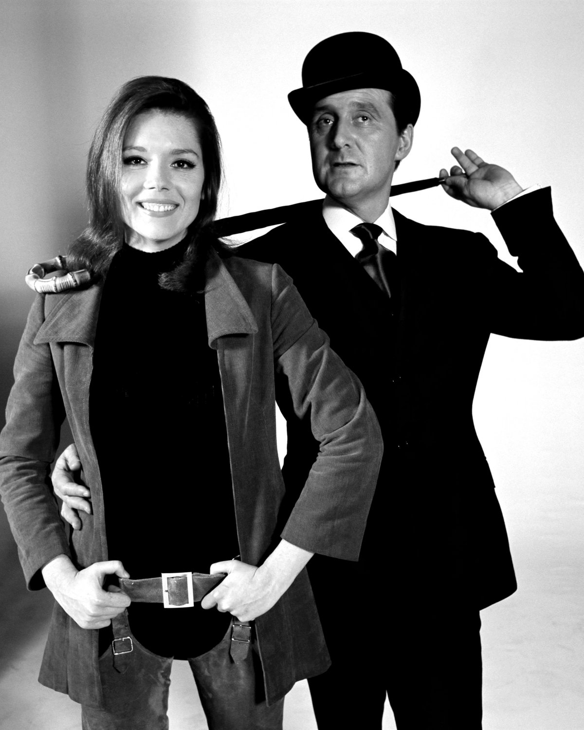 DIANA RIGG AND PATRICK MACNEE IN 'THE AVENGERS' - 8X10 PUBLICITY PHOTO (EE-025)