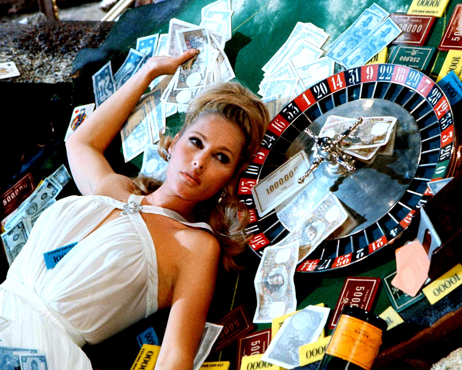URSULA ANDRESS IN 'CASINO ROYALE' JAMES BOND SPOOF 8X10 PUBLICITY PHOTO (EE-029)