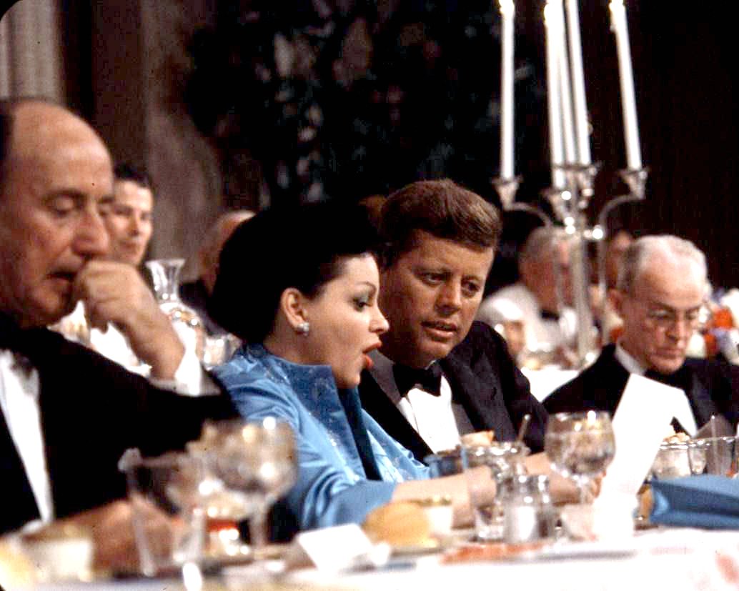 JUDY GARLAND w/ JOHN F. KENNEDY @ 1960 DEMOCRATIC CONVENTION 8X10 PHOTO (NN-134)