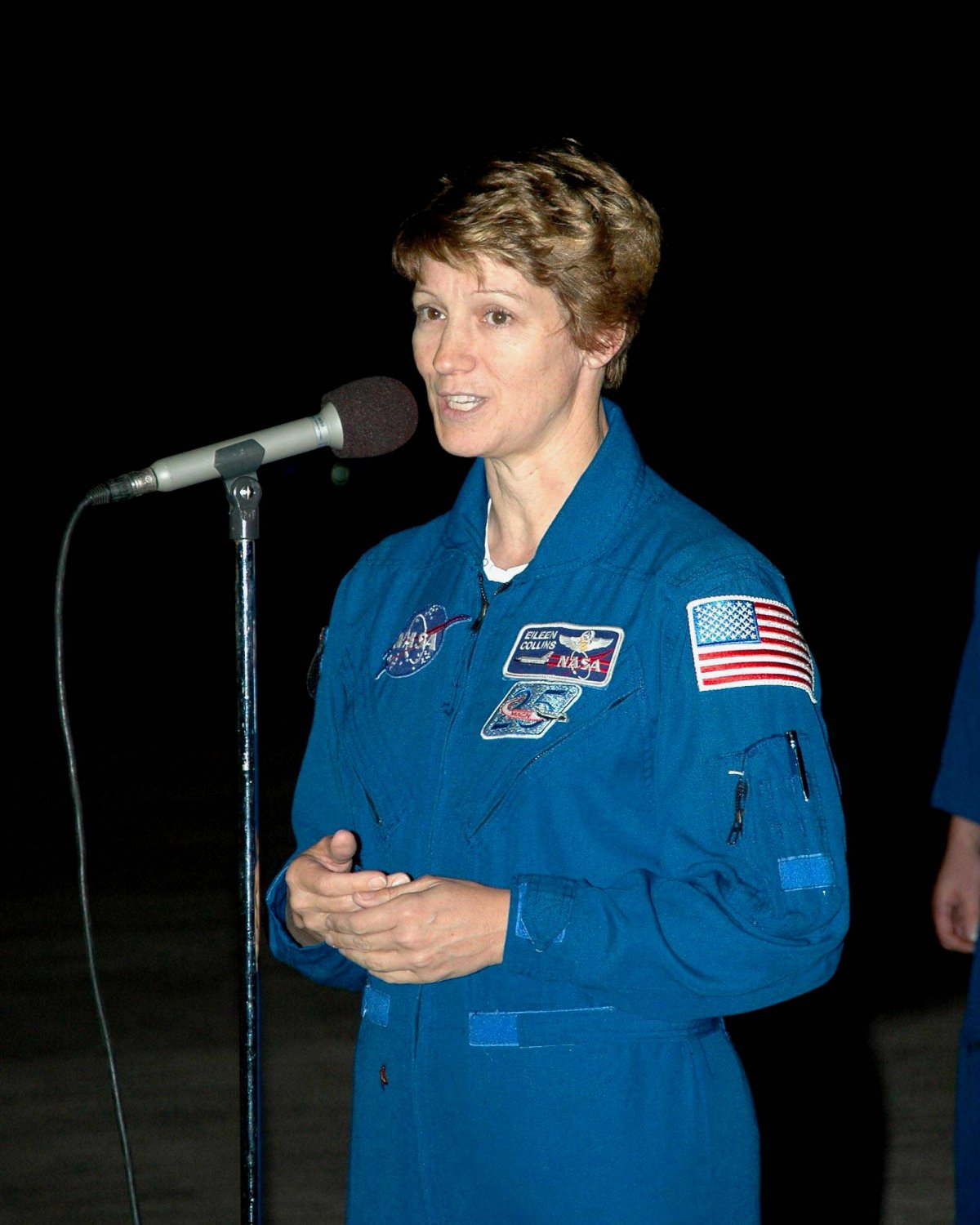 ASTRONAUT EILEEN COLLINS ADDRESSES MEDIA AFTER STS-114 8X10 NASA PHOTO (NN-135)