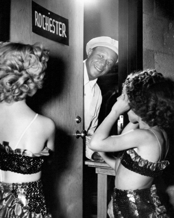 EDDIE ANDERSON AS 'ROCHESTER' GREETS GIRLS AT DRESSING ROOM 8X10 PHOTO (BB-427)