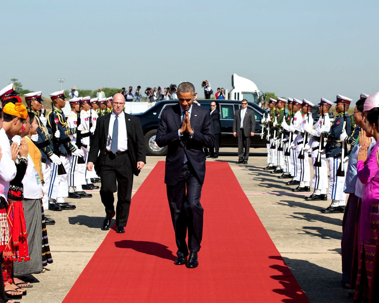PRESIDENT BARACK OBAMA WALKS TO AIR FORCE ONE IN BURMA - 8X10 PHOTO (EE-041)