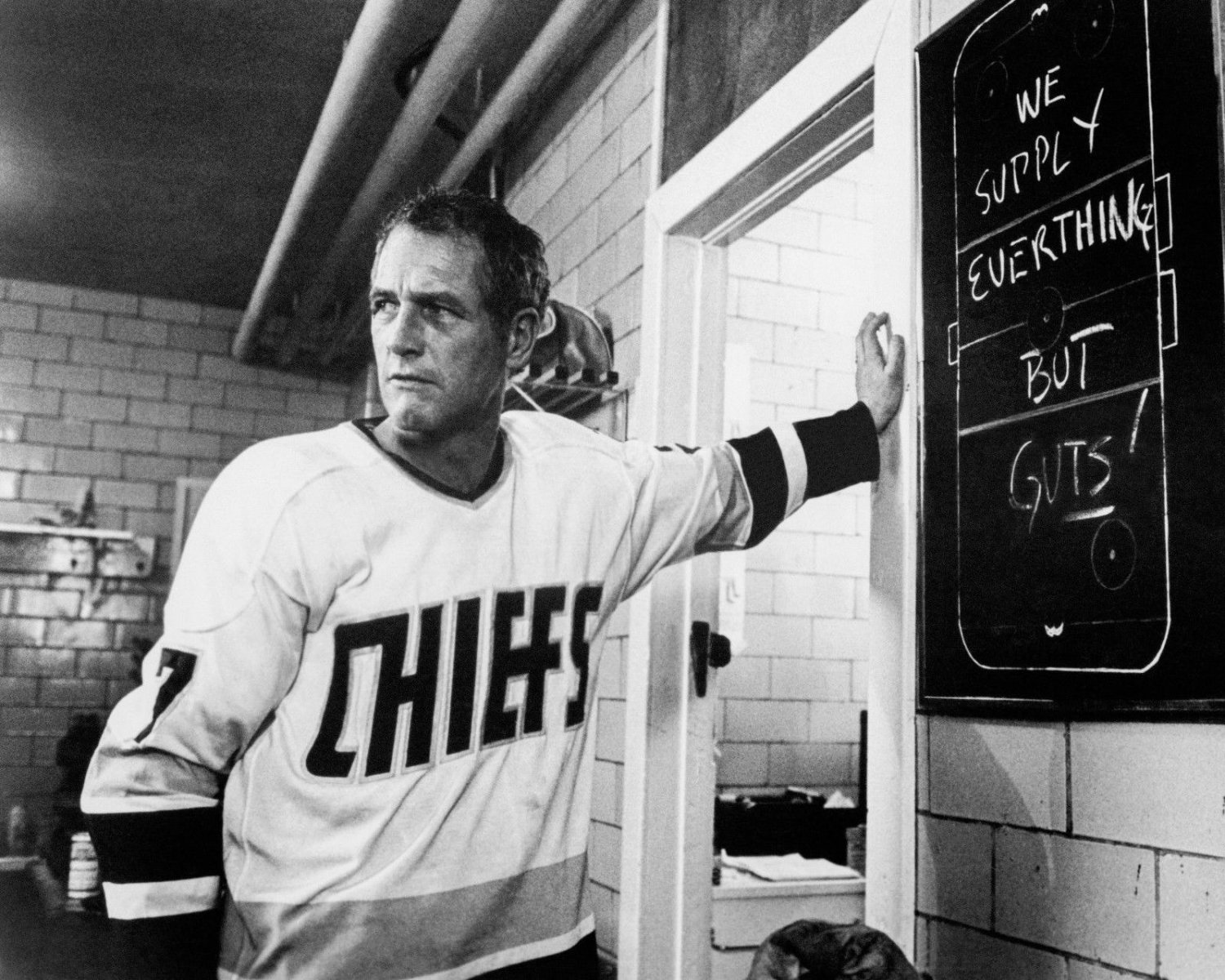 PAUL NEWMAN IN THE FILM 'SLAP SHOT' - 8X10 PUBLICITY PHOTO (EE-045)