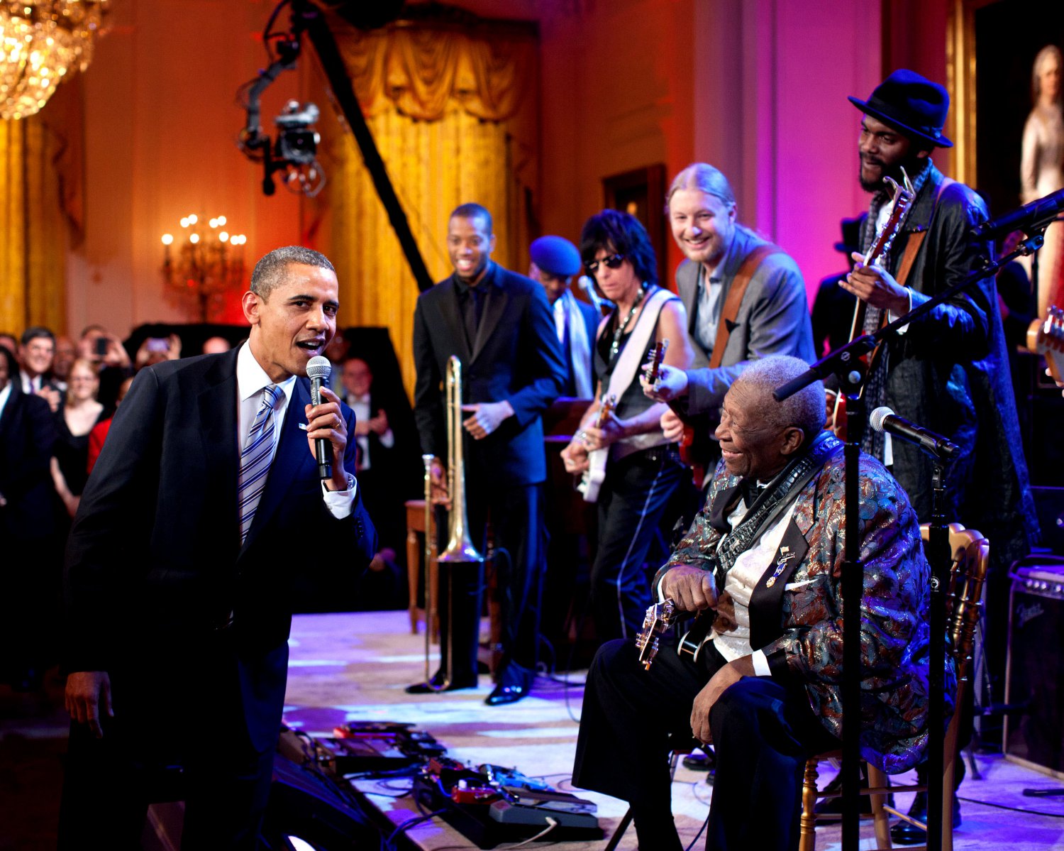 BARACK OBAMA SINGS "SWEET HOME CHICAGO" WITH B.B. KING - 8X10 PHOTO (DA-515)