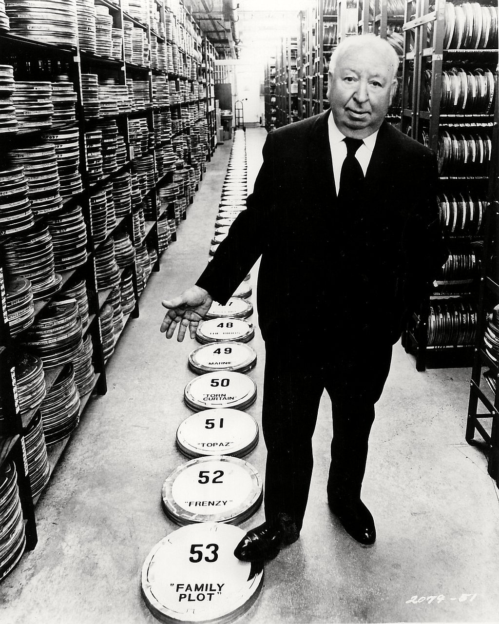 ALFRED HITCHCOCK DIRECTS LAST FILM 'FAMILY PLOT' - 8X10 PUBLICITY PHOTO (ZY-212)