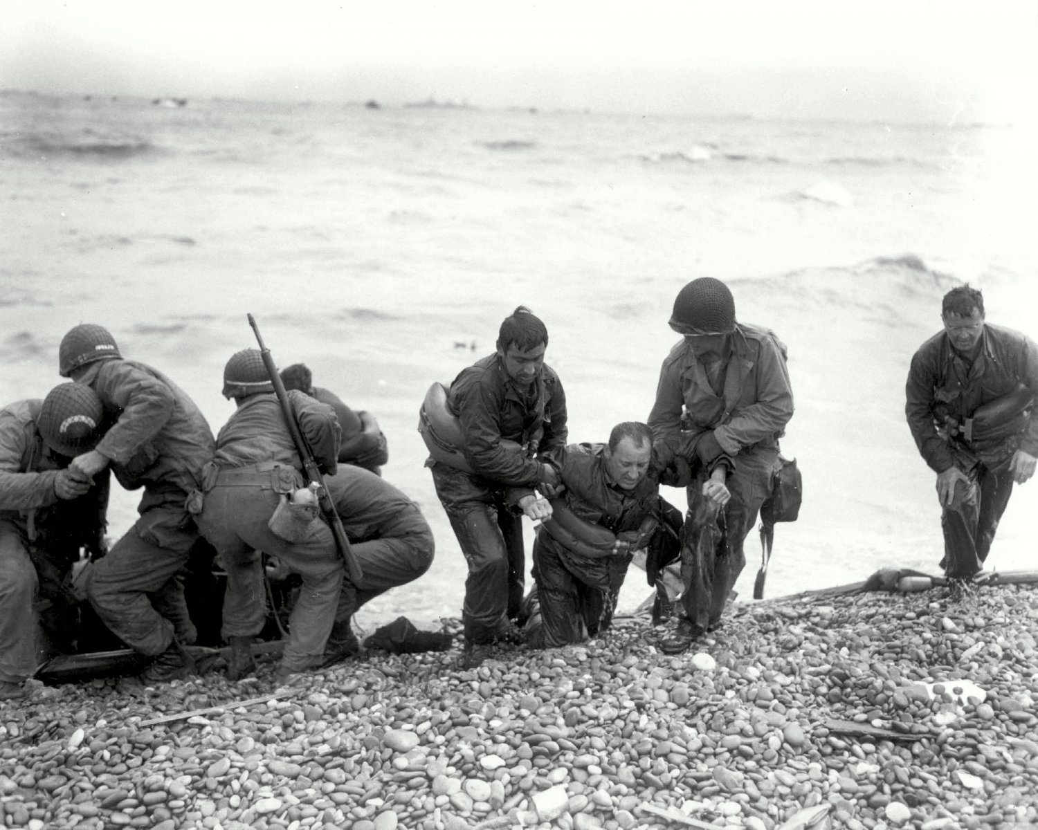 AMERICAN LANDING PARTY ASSISTS TROOPS @ OMAHA BEACH ON D-DAY 8X10 PHOTO (ZY-214)