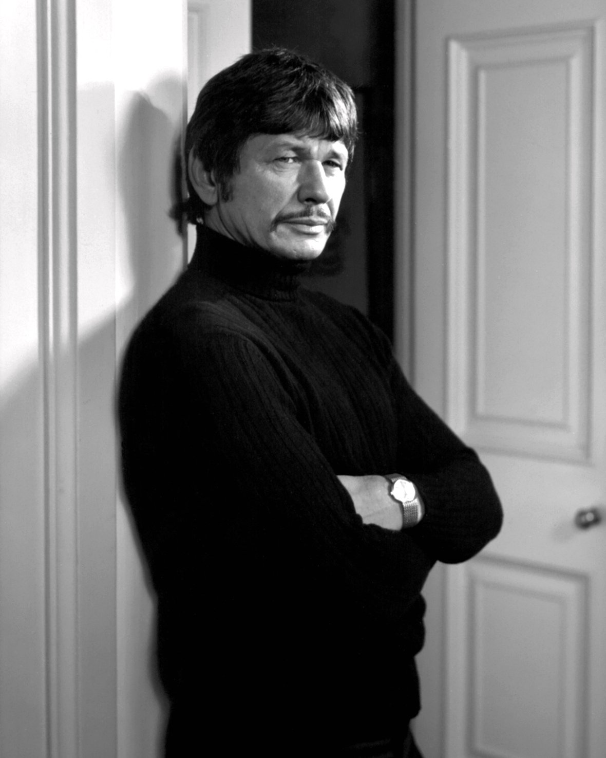 CHARLES BRONSON IN THE FILM 'THE MECHANIC' - 8X10 PUBLICITY PHOTO (ZY-217)