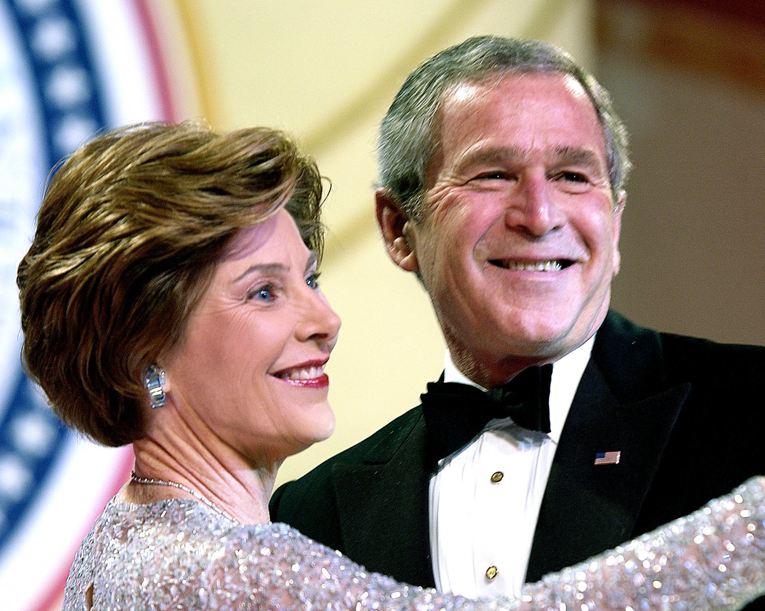 GEORGE W. BUSH DANCES w/ LAURA AT THE 2005 PATRIOT BALL - 8X10 PHOTO (ZZ-613)
