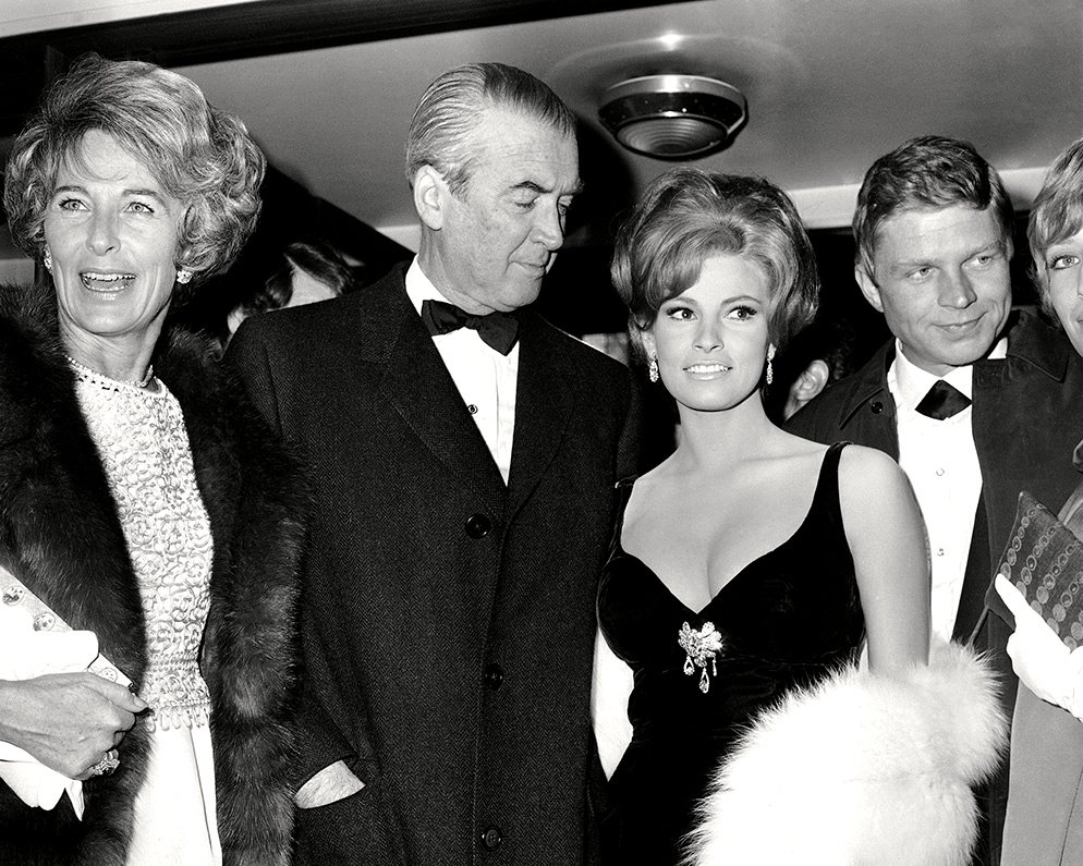 RAQUEL WELCH JAMES STEWART 'FLIGHT OF THE PHOENIX PREMIERE' 8X10 PHOTO (EE-066)