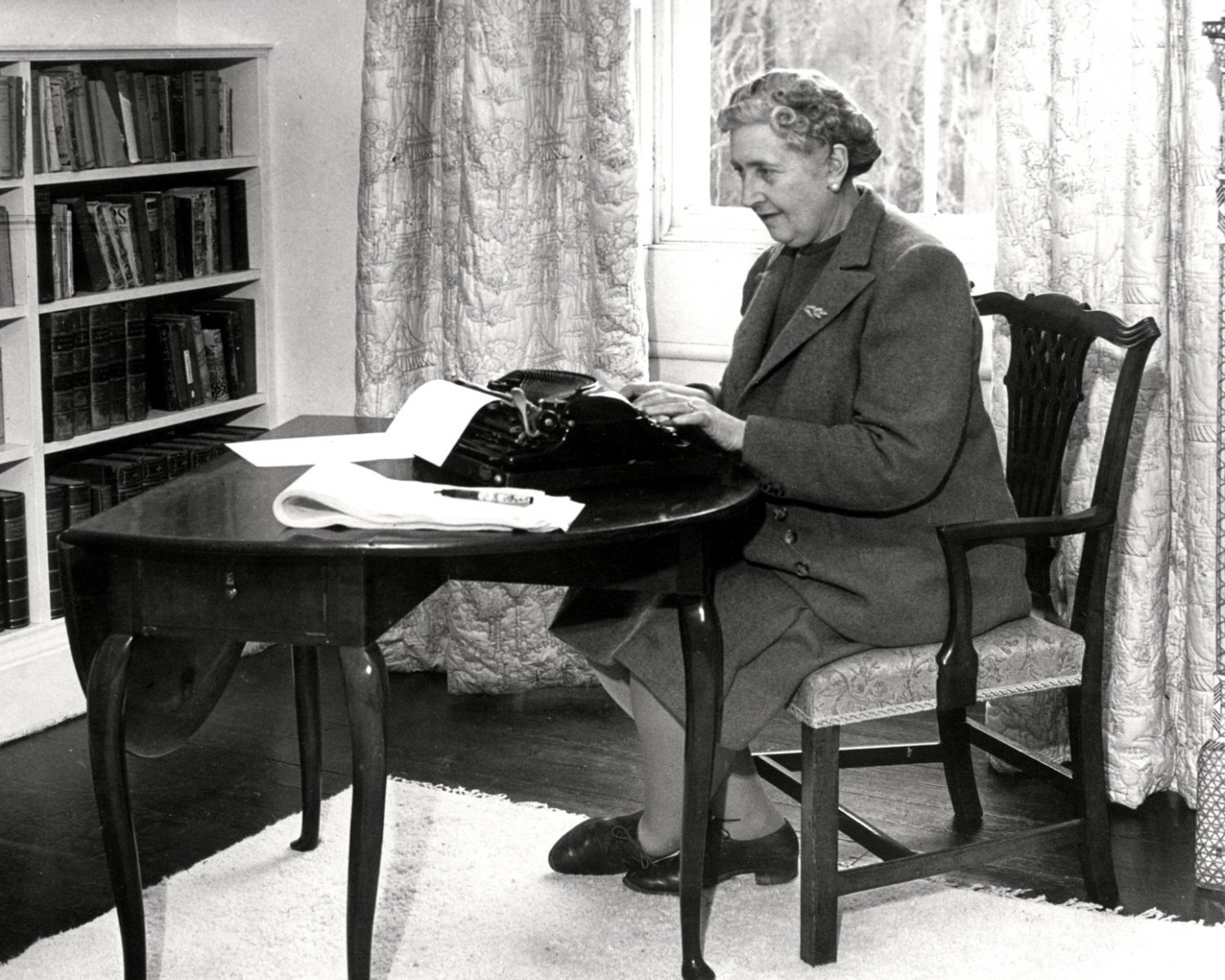 AGATHA CHRISTIE LEGENDARY AUTHOR & PLAYWRIGHT - 8X10 PUBLICITY PHOTO (OP-007)
