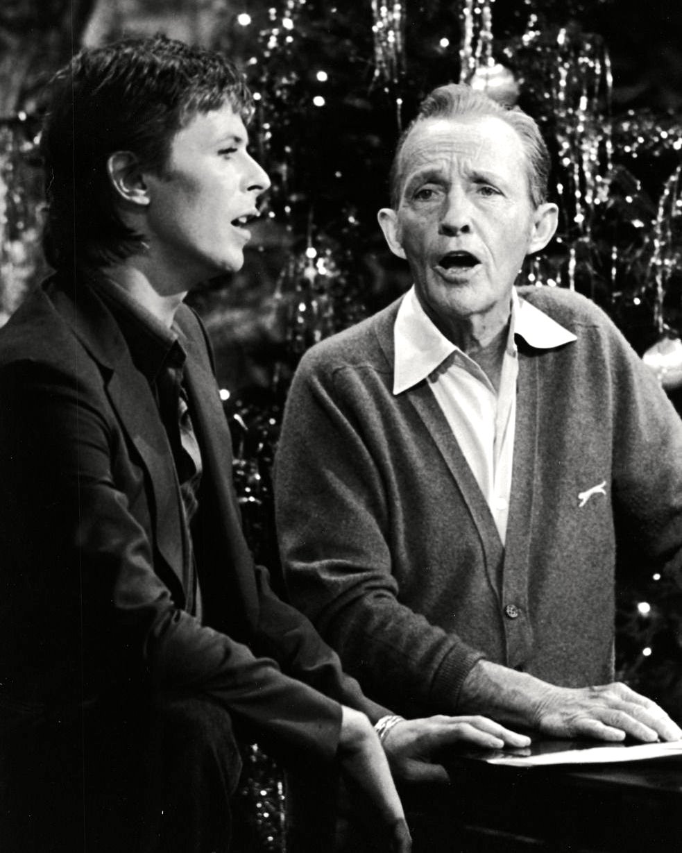 BING CROSBY DAVID BOWIE IN A 1977 TV CHRISTMAS SPECIAL - 8X10 PHOTO (OP-015)