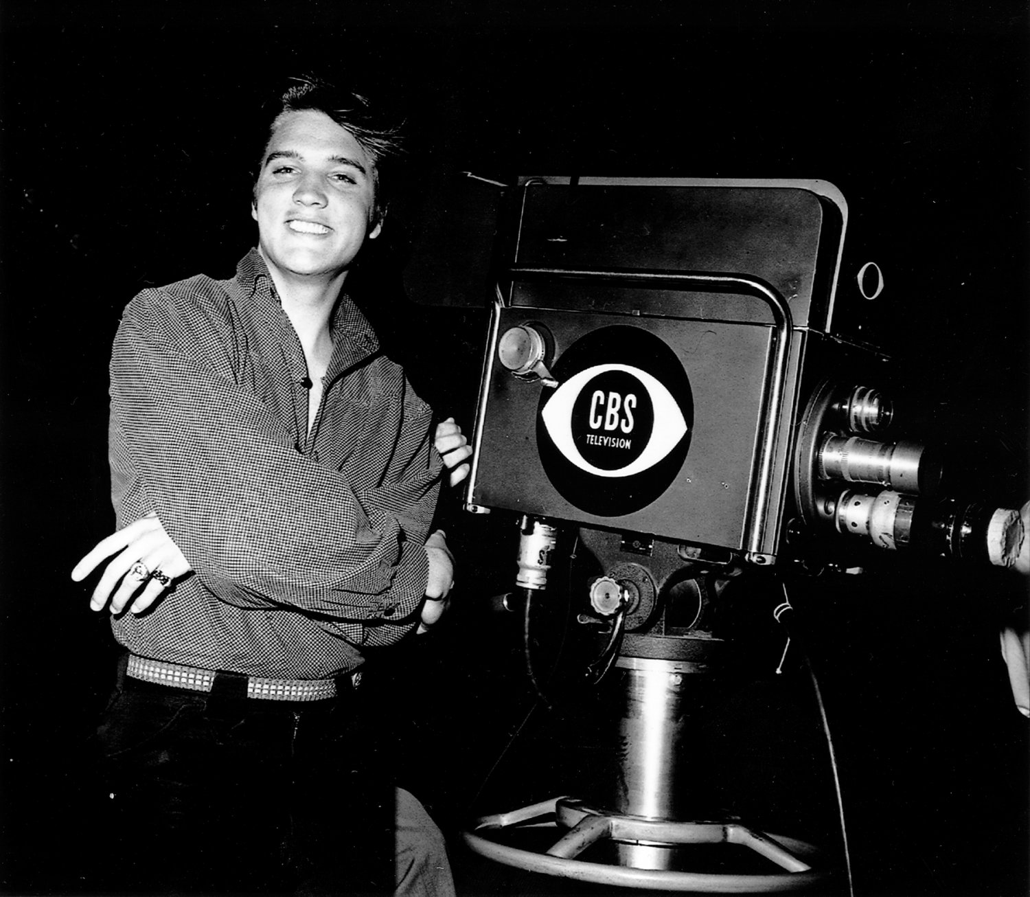 ELVIS PRESLEY NEXT TO TV CAMERA IN CBS STUDIO - 8X10 PUBLICITY PHOTO (EP-272)