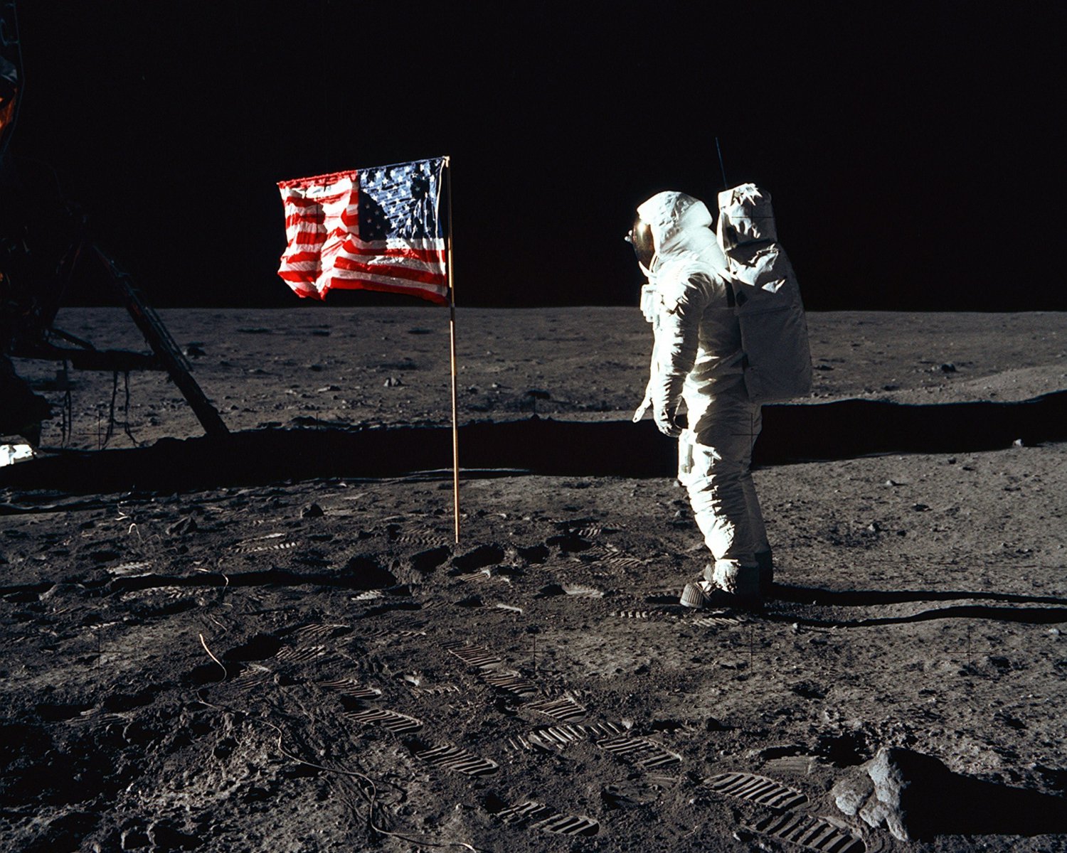 BUZZ ALDRIN SALUTES FLAG ON MOON APOLLO 11 ASTRONAUT - 8X10 NASA PHOTO (EP-320)