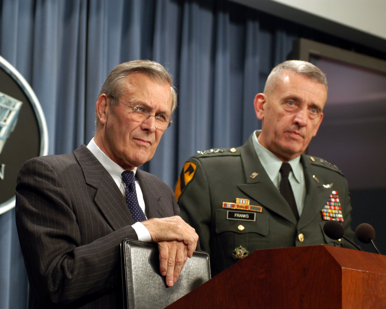 SECRETARY OF DEFENSE DONALD RUMSFELD w/ GEN TOMMY FRANKS - 8X10 PHOTO (EP-590)