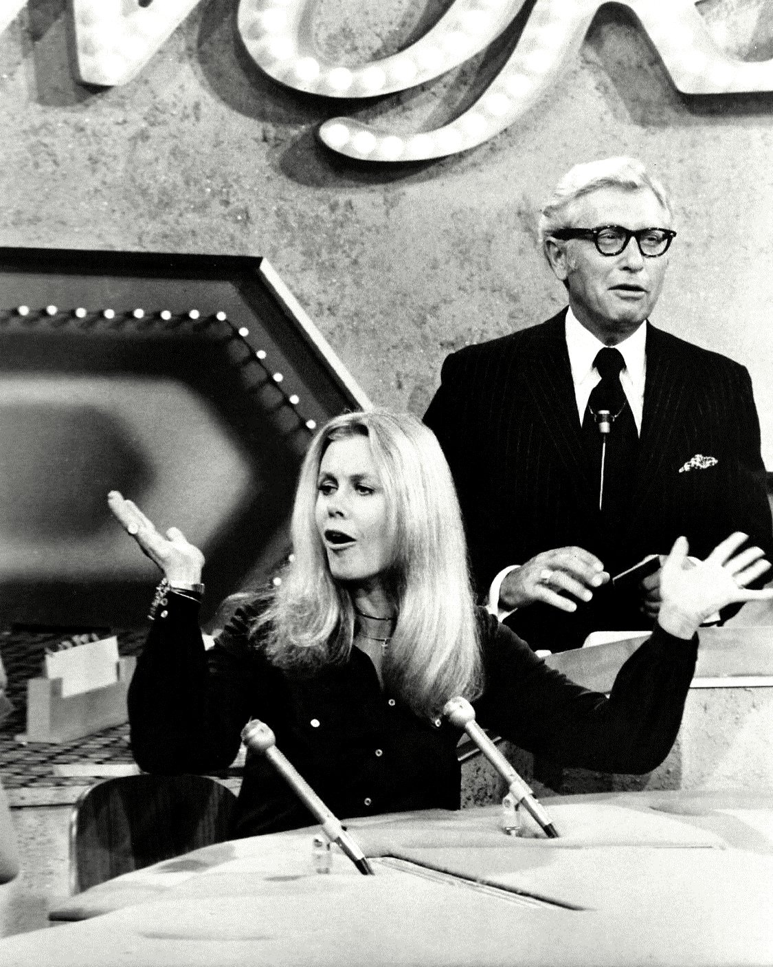 ELIZABETH MONTGOMERY & ALLEN LUDDEN ON 'PASSWORD' 8X10 PUBLICITY PHOTO (XBB-573)