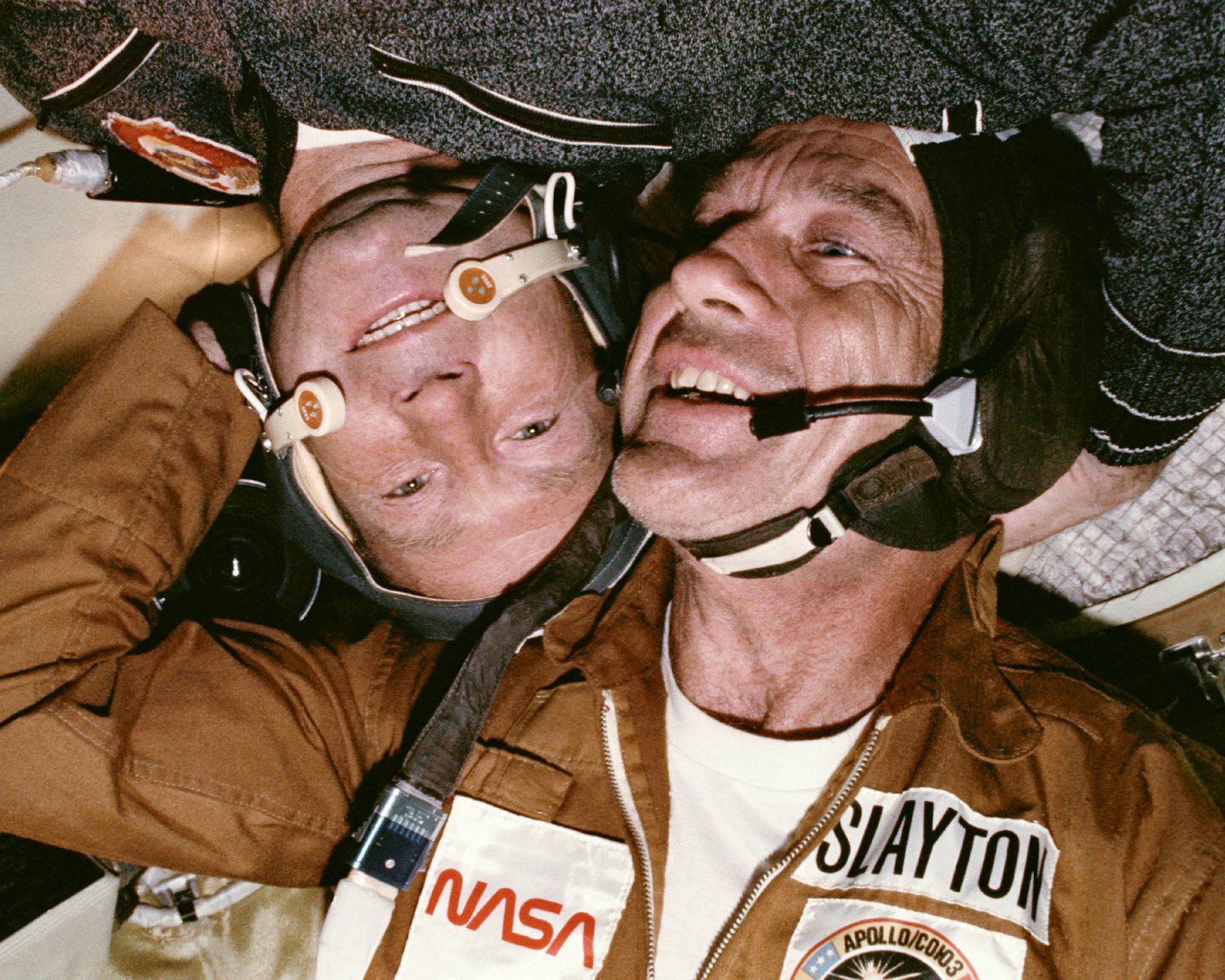 ASTRONAUT DEKE SLAYTON & COSMOUNAUT ALEXEY LEONOV ASTP 8X10 NASA PHOTO (ZZ-512)