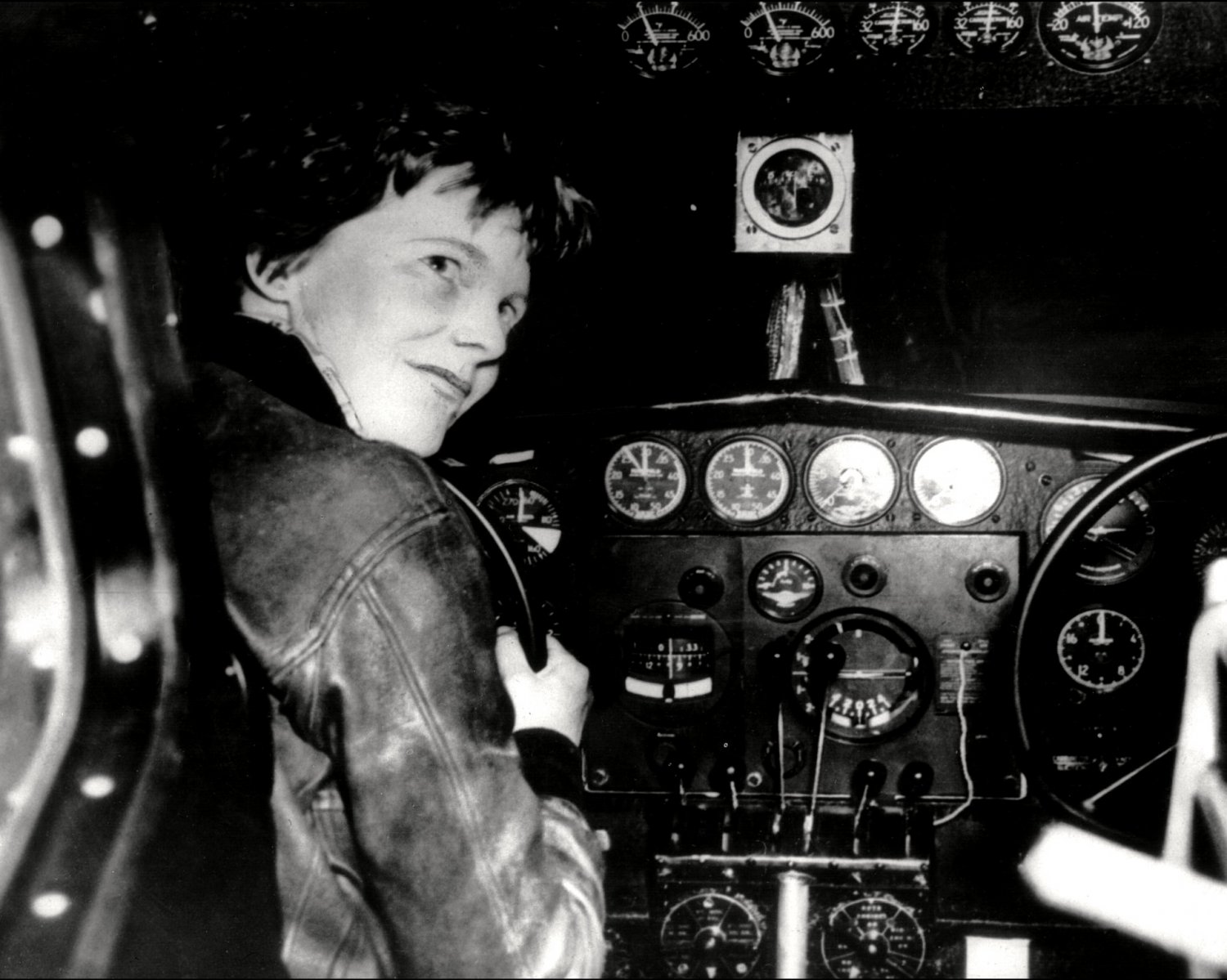 PILOT AMELIA EARHART IN COCKPIT - 8X10 PHOTO (ZZ-131)