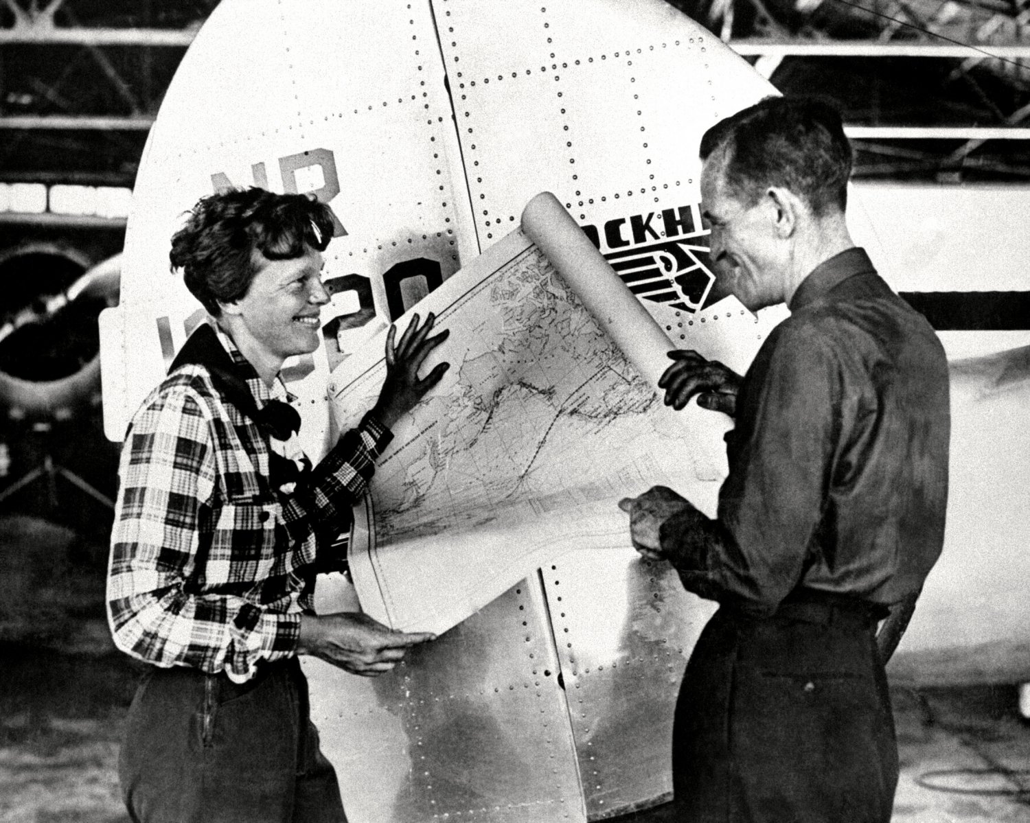 PILOT AMELIA EARHART WITH FRED NOONAN WITH MAP OF PACIFIC - 8X10 PHOTO (BB-186)