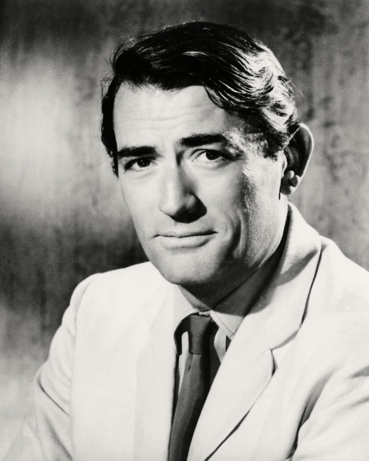 GREGORY PECK ACADEMY AWARD-WINNING ACTOR - 8X10 PUBLICITY PHOTO (ZZ-419)