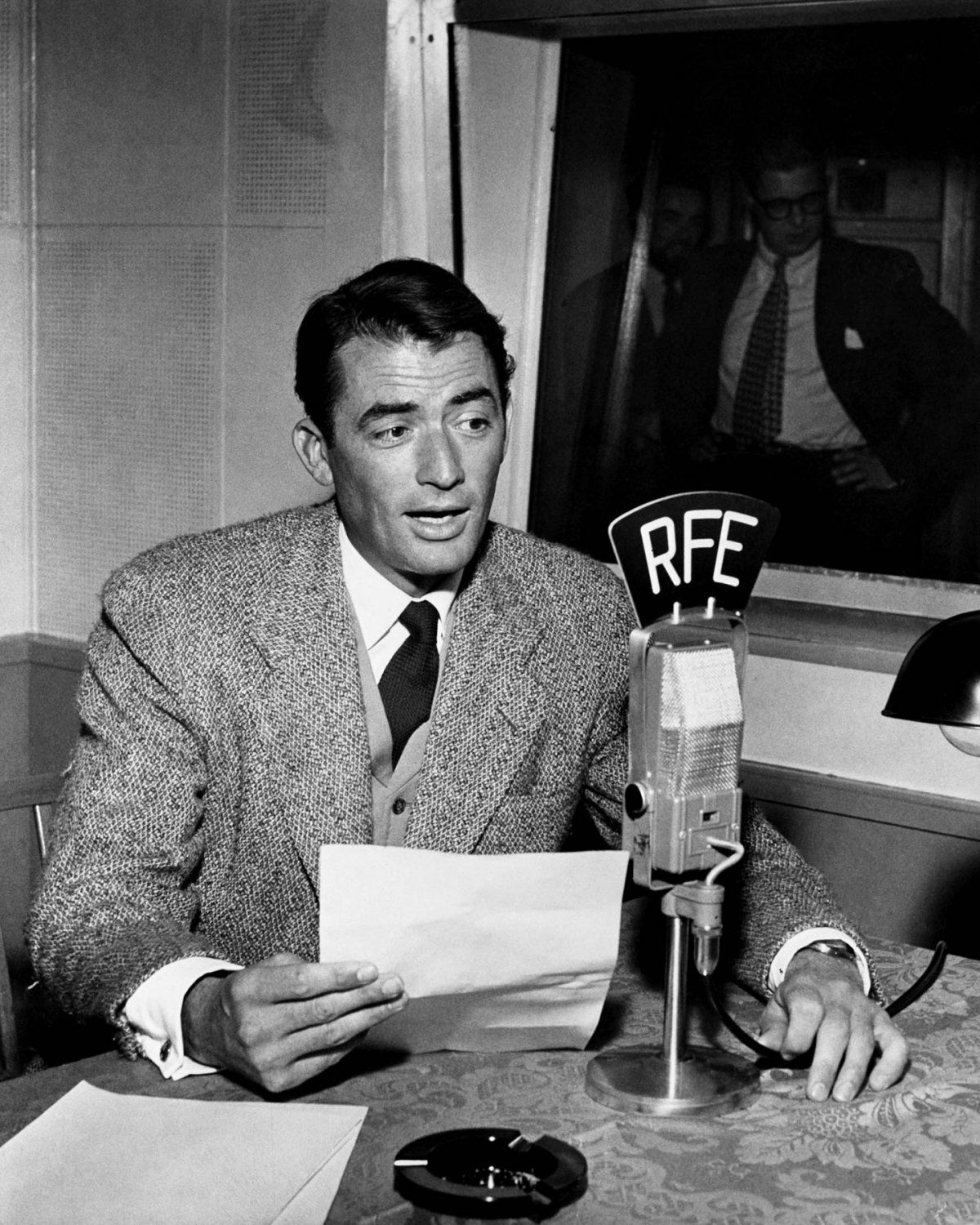 GREGORY PECK ACADEMY AWARD-WINNING ACTOR - 8X10 PUBLICITY PHOTO (ZZ-423)