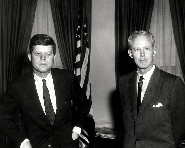JOHN F. KENNEDY WITH OKLAHOMA FOOTBALL COACH BUD WILKINSON - 8X10 PHOTO (ZZ-621)