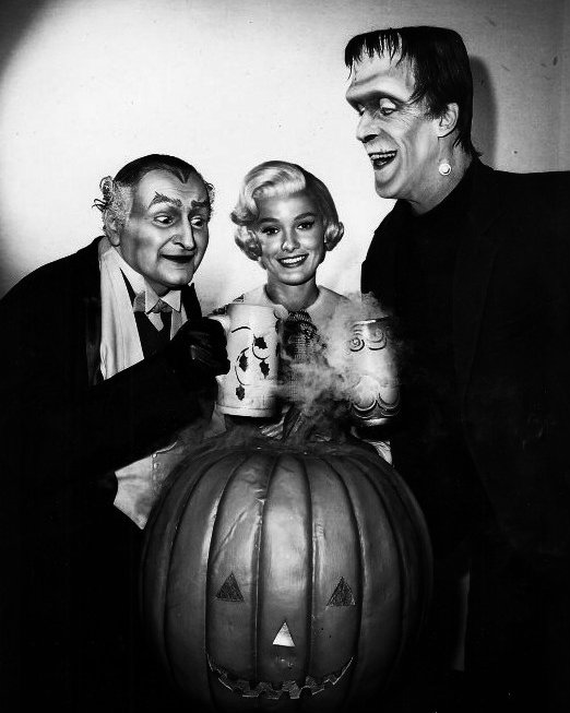 AL LEWIS & FRED GWYNNE IN 'THE MUNSTERS' - 8X10 PUBLICITY PHOTO (ZZ-412)