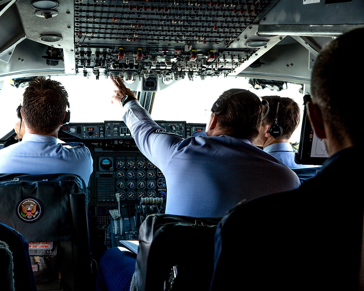 PRESIDENT BARACK OBAMA DROPS BY THE AIR FORCE ONE COCKPIT - 8X10 PHOTO (AB-142)