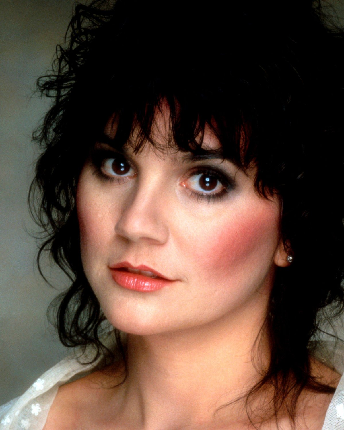 LINDA RONSTADT - STUNNING 8X10 PUBLICITY PHOTO (AB-147)