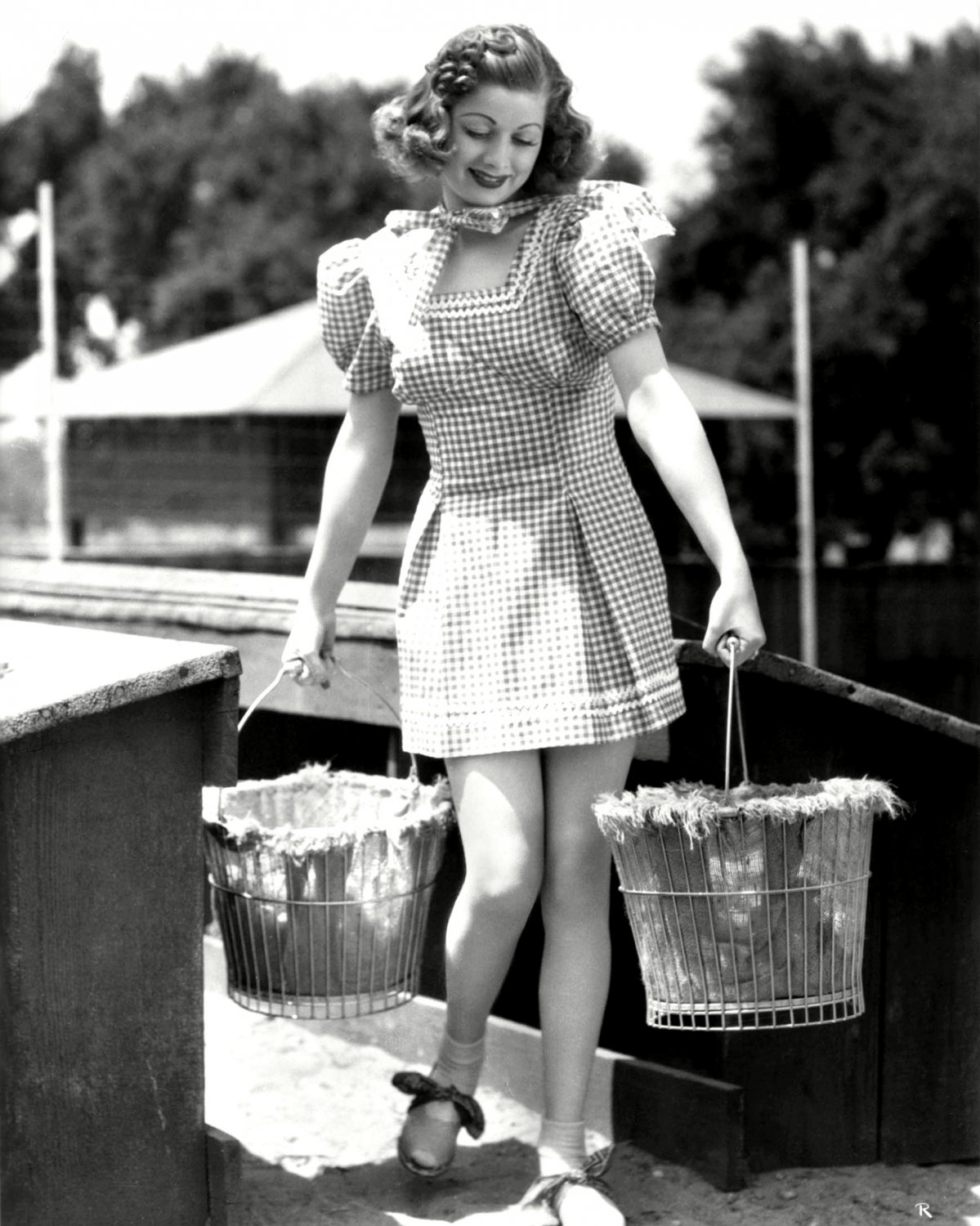 ACTRESS LUCILLE BALL - 8X10 EARLY PUBLICITY PHOTO (ZZ-447)