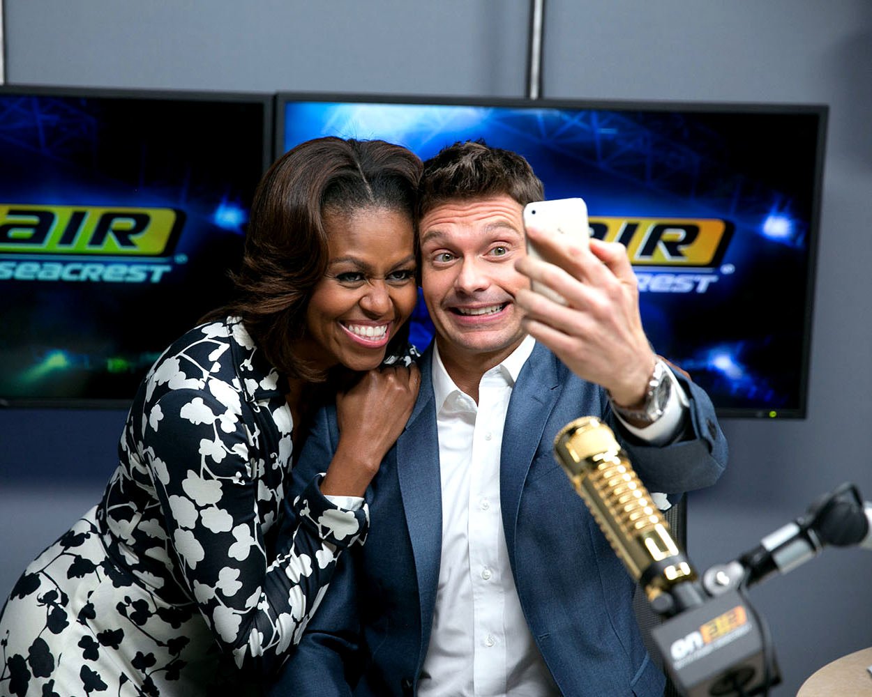 FIRST LADY MICHELLE OBAMA TAKES SELFIE WITH RYAN SEACREST - 8X10 PHOTO (CC-123)