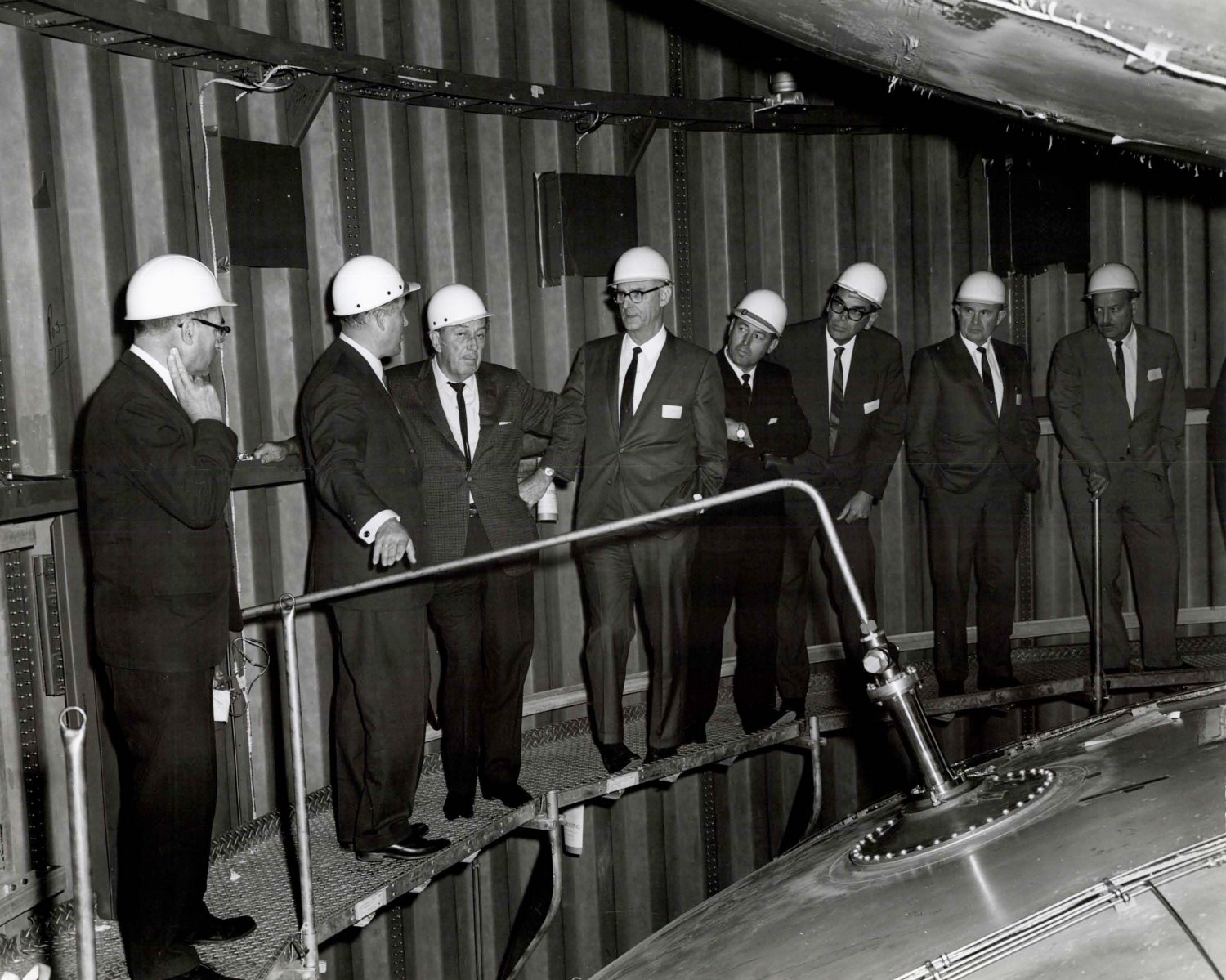 WALT DISNEY & WERNHER VON BRAUN TOUR MARSHALL SPACE CTR 8X10 NASA PHOTO (DA-235)