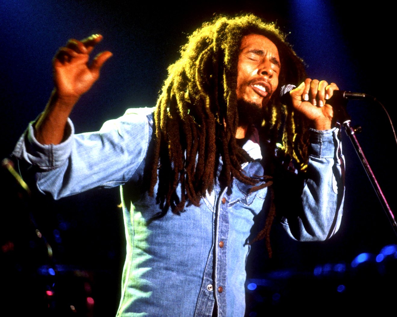 BOB MARLEY LEGENDARY JAMAICAN REGGAE SINGER - 8X10 PUBLICITY PHOTO (DD-150)