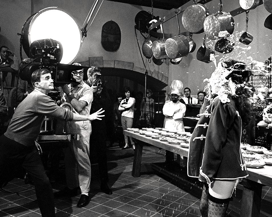 BLAKE EDWARDS THROWS A PIE IN FACE OF NATALIE WOOD 8X10 PUBLICITY PHOTO (EE-124)