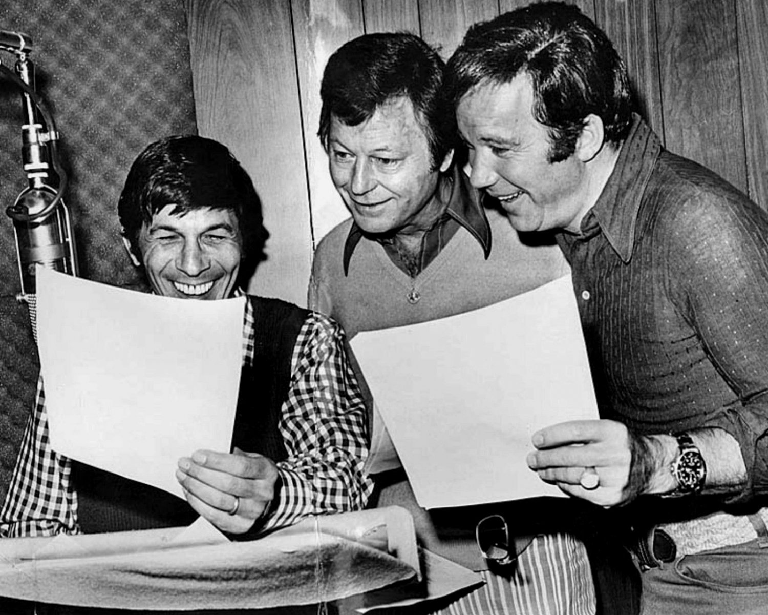 LEONARD NIMOY, DeFOREST KELLY AND WILLIAM SHATNER 8X10 PUBLICITY PHOTO (DA-505)
