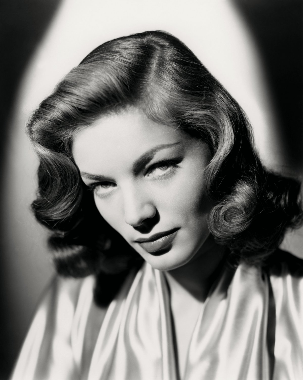 LEGENDARY ACTRESS LAUREN BACALL - 8X10 PUBLICITY PHOTO (DA-146)