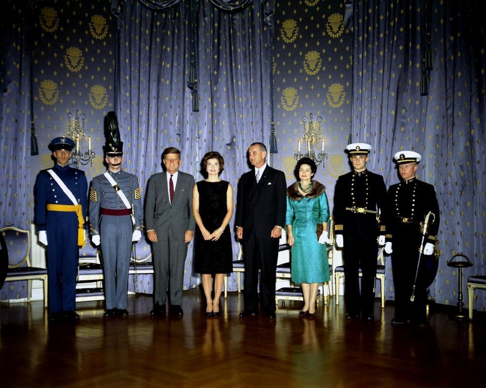 PRESIDENT JOHN F KENNEDY WITH JACKIE AND OTHERS IN BLUE ROOM 8X10 PHOTO (BB-491)