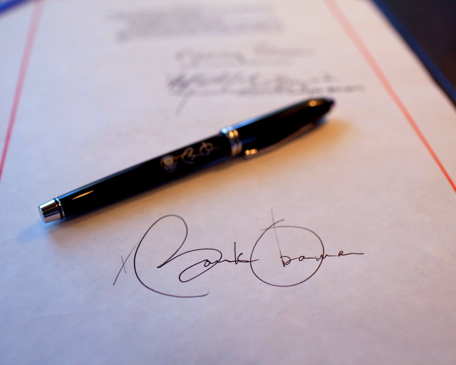 CLOSE-UP OF PRESIENT BARACK OBAMA'S SIGNATURE ON A BILL - 8X10 PHOTO (NN-141)