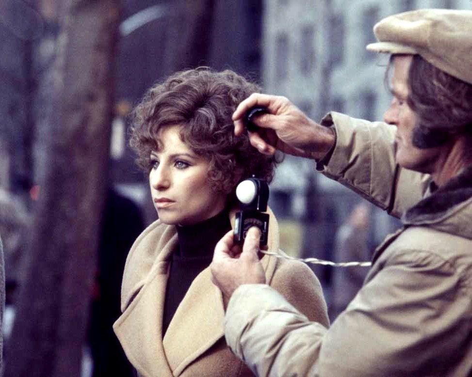 BARBRA STREISAND ON THE SET OF "THE WAY WE WERE" - 8X10 PUBLICITY PHOTO (NN-148)