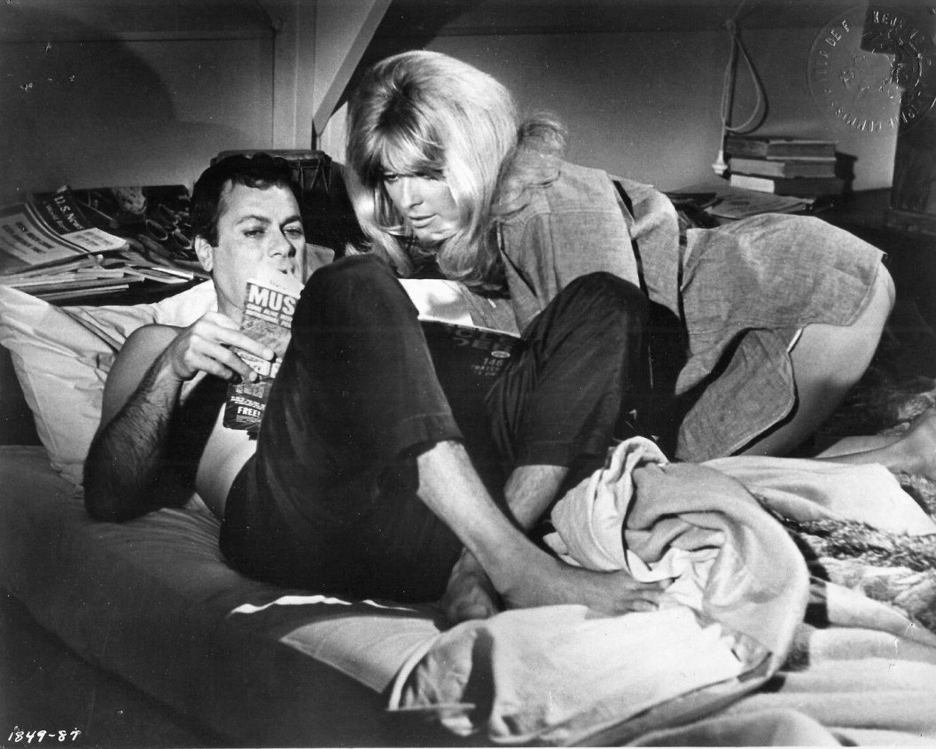TONY CURTIS & SHARON TATE IN 'DON'T MAKE WAVES' - 8X10 PUBLICITY PHOTO (OP-032)