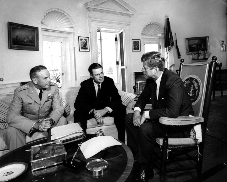 PRESIDENT JOHN F KENNEDY MEETS w/ ROBERT McNAMARA & GENERAL MAXWELL TAYLOR 8X10 PHOTO (ZY-252)