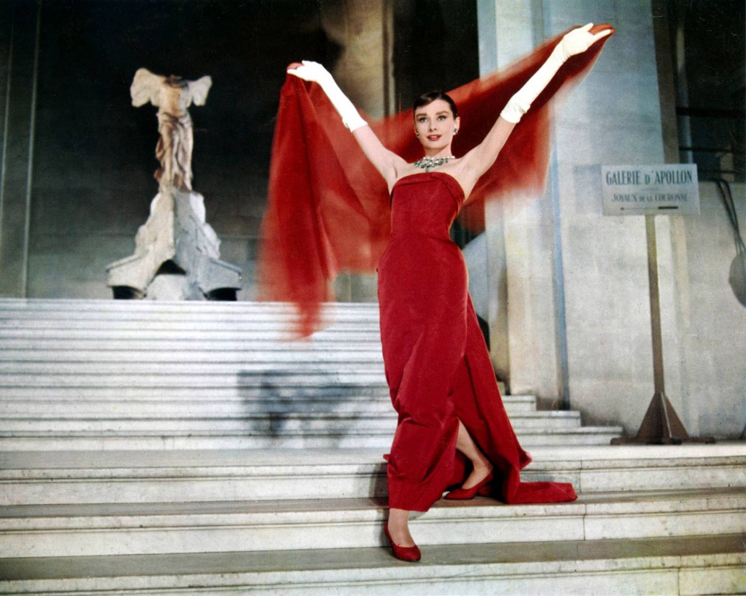 AUDREY HEPBURN IN THE 1957 FILM "FUNNY FACE" - 8X10 PUBLICITY PHOTO (OP-045)