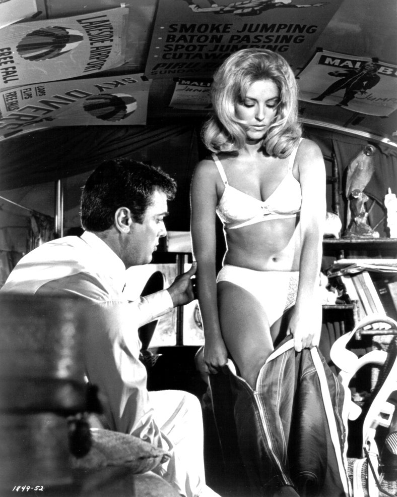 TONY CURTIS & SHARON TATE IN "DON'T MAKE WAVES" - 8X10 PUBLICITY PHOTO (OP-050)