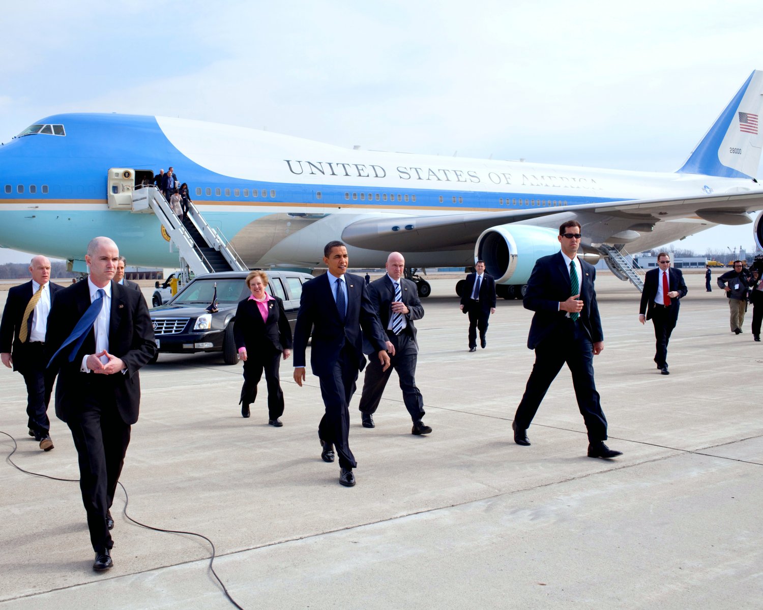 PRESIDENT BARACK OBAMA ARRIVES IN COLUMBUS, OHIO IN 2009 - 8X10 PHOTO (ZZ-633)