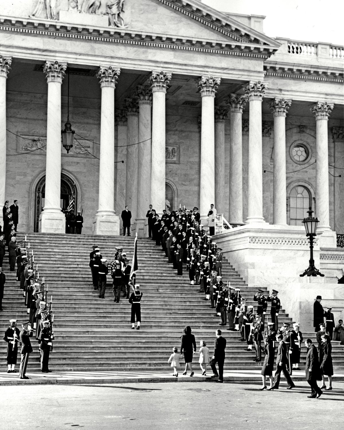 HONORARY PALLBEARERS CARRY FLAG-DRAPED CASKET OF PRESIDENT JOHN F. KENNEDY - 8X10 PHOTO (CC-133)