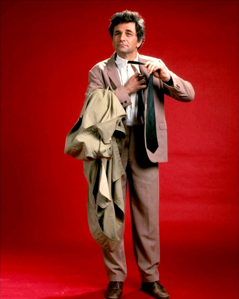 PETER FALK AS ICONIC HOMICIDE DETECTIVE LIEUTENANT COLUMBO - 8X10 PHOTO (CC-136)