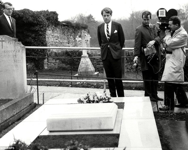 ROBERT F. KENNEDY PAYS RESPECTS AT WINSTON CHURCHILL GRAVE - 8X10 PHOTO (DA-733)