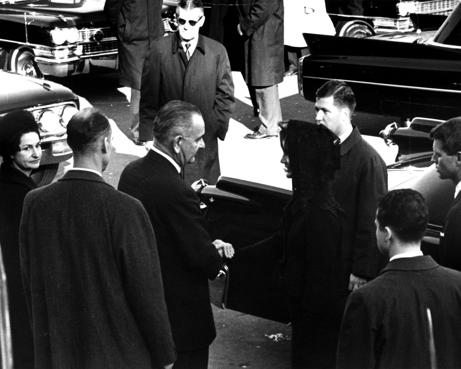 LYNDON JOHNSON HOLDS JACKIE KENNEDY'S HAND OUTSIDE CAPITOL - 8X10 PHOTO (DD-157)